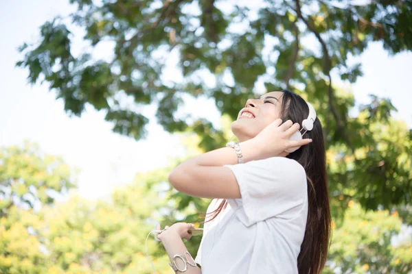 Portrait Une Fille Souriante Avec Écouteurs Écoutant Musique Tout Relaxant — Photo