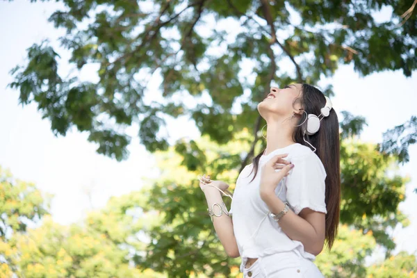 Retrato Uma Menina Sorridente Com Fones Ouvido Ouvindo Música Enquanto — Fotografia de Stock