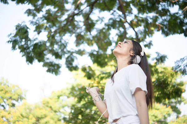 Ritratto Una Ragazza Sorridente Con Cuffie Che Ascolta Musica Mentre — Foto Stock