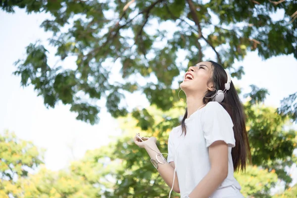 Ritratto Una Ragazza Sorridente Con Cuffie Che Ascolta Musica Mentre — Foto Stock