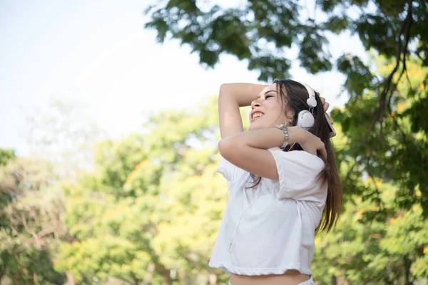 Ritratto Una Ragazza Sorridente Con Cuffie Che Ascolta Musica Mentre — Foto Stock