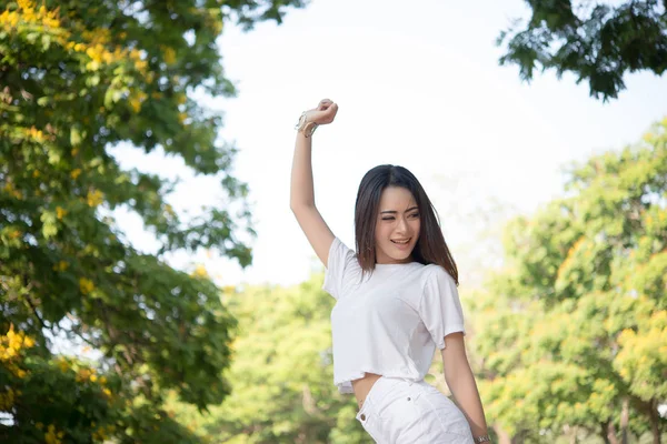 Portret Nastoletnie Dziewczyny Podnoszenie Broni Śmiejąc Się Parku — Zdjęcie stockowe
