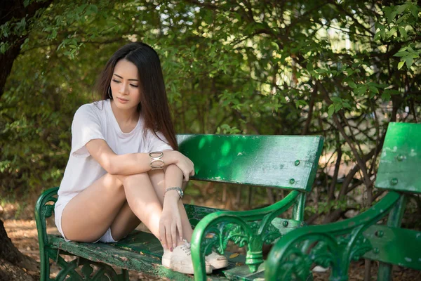 Triste Solitude Femme Assis Sur Banc Seul Parc — Photo