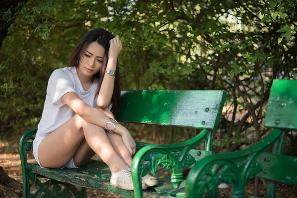 Donna Triste Solitudine Seduta Una Panchina Sola Parco — Foto Stock