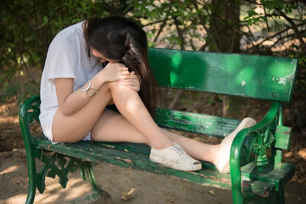 Triste Mulher Solidão Sentado Banco Sozinho Parque — Fotografia de Stock