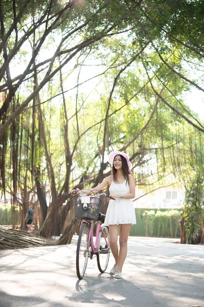 Jeune Belle Femme Vélo Dans Parc Femme Détendre Plein Air — Photo