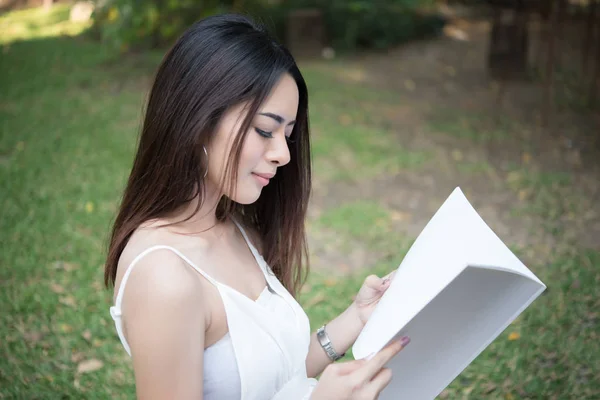 Jovem Mulher Bonita Sentada Lendo Livro Parque Férias Relaxantes Livre — Fotografia de Stock