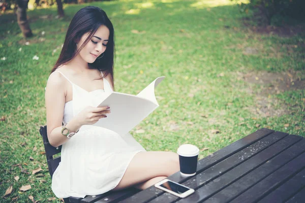 Jovem Mulher Bonita Sentada Lendo Livro Parque Férias Relaxantes Livre — Fotografia de Stock