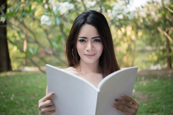 Oturma Parkta Kitap Okuma Genç Güzel Kadın Tatil Açık Havada — Stok fotoğraf