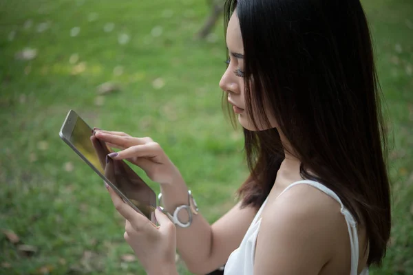 Mädchen Sitzt Mit Einem Tablet Der Hand Jugendliche Entspannen Sich — Stockfoto
