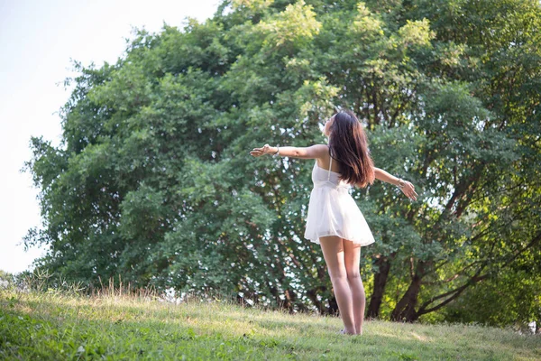 Mooie Vrouw Buiten Natuur Park Vrije Gelukkige Vrouw Genieten Van — Stockfoto