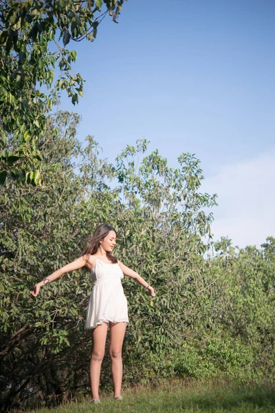 Schöne Frau Draußen Naturpark Freie Glückliche Frau Die Die Natur — Stockfoto