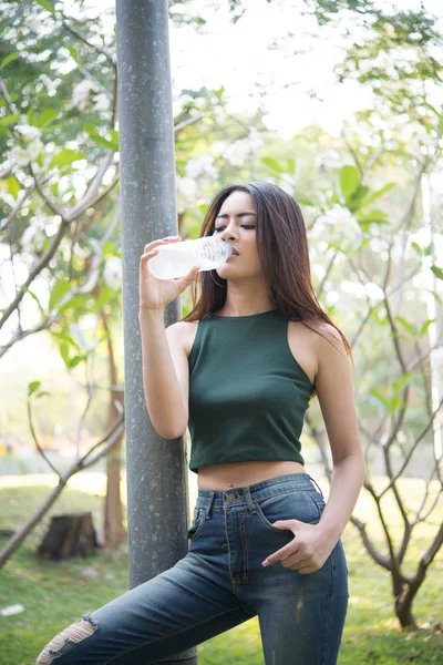 Junge Schöne Frau Entspannt Sich Freien Und Trinkt Wasser Park — Stockfoto