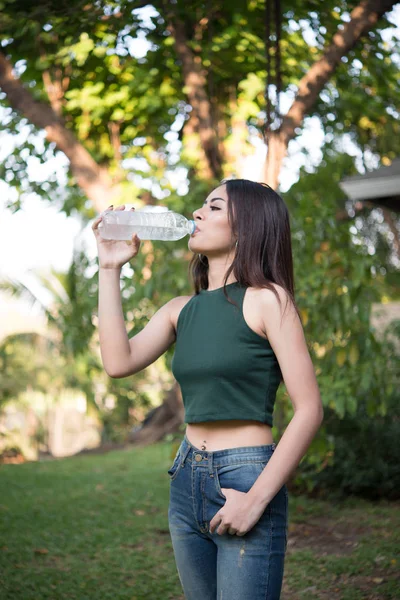 Junge Schöne Frau Entspannt Sich Freien Und Trinkt Wasser Park — Stockfoto