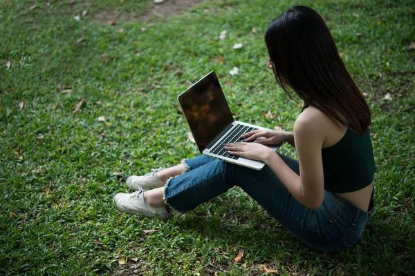 Ung Vacker Kvinna Sitter Grönt Gräs Och Använder Laptop Parken — Stockfoto