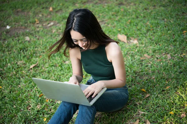 Jovem Mulher Bonita Sentada Grama Verde Usando Laptop Parque Com — Fotografia de Stock