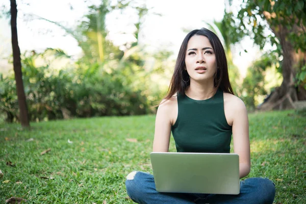 Jovem Mulher Bonita Sentada Grama Verde Usando Laptop Parque Com — Fotografia de Stock