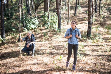 Hiking çift backpacker çam ormanı içinde yakın çekim.