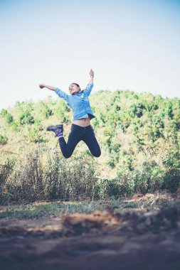 Genç kadın ayakta seyir sırasında zammı ise dağ kaldırdı elleriyle bir gökyüzü için.