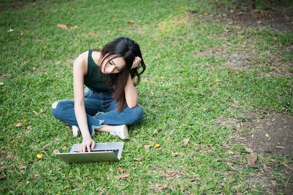 Jovem Mulher Bonita Sentada Grama Verde Usando Laptop Parque Com — Fotografia de Stock