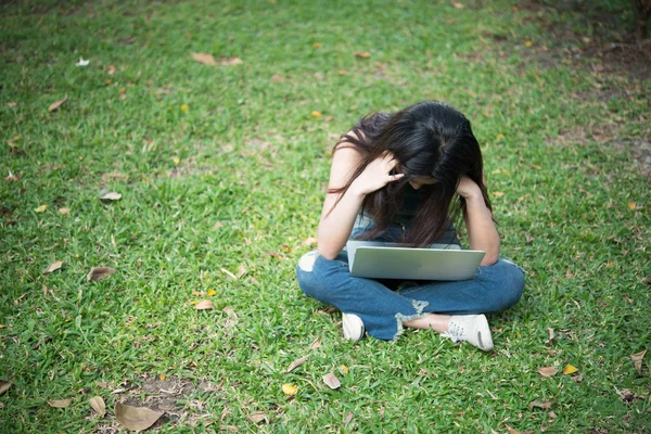 Mujer Seria Trabajando Portátil Aire Libre Imagen Una Joven Mujer — Foto de Stock