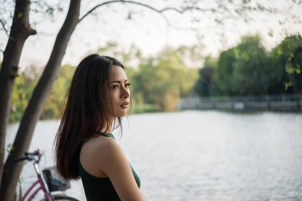 Jeune Jolie Fille Était Triste Debout Dans Parc Elle Été — Photo