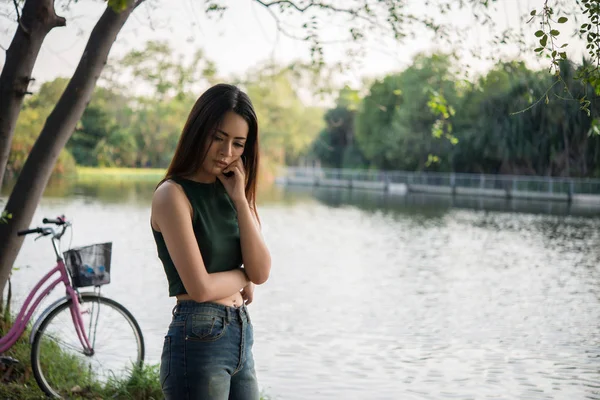 Jeune Jolie Fille Était Triste Debout Dans Parc Elle Été — Photo