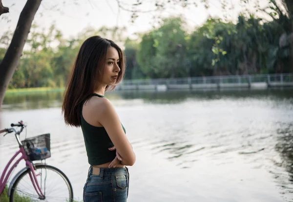 Junges Hübsches Mädchen Stand Traurig Park Und War Enttäuscht Und — Stockfoto