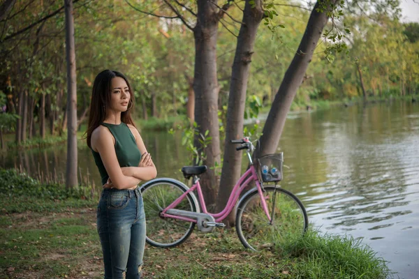 Junges Hübsches Mädchen Stand Traurig Park Und War Enttäuscht Und — Stockfoto