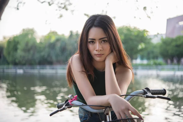 Belle Jeune Femme Vélo Dans Parc Verdoyant — Photo