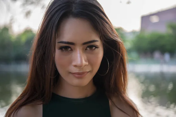 Portrait Une Fille Souriante Relaxant Dans Parc Naturel Plein Air — Photo