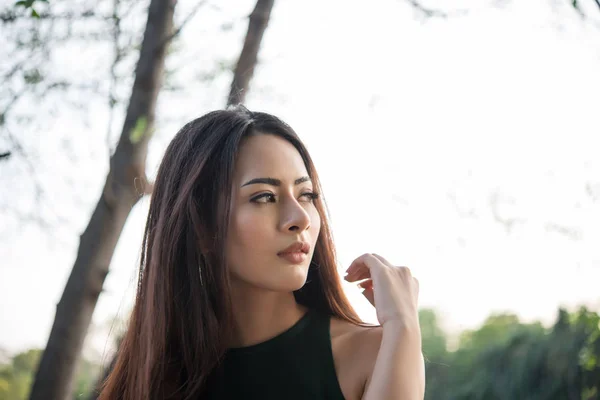 Portrait Une Fille Souriante Relaxant Dans Parc Naturel Plein Air — Photo