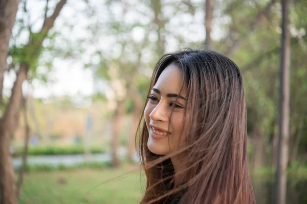 Portrait Une Fille Souriante Relaxant Dans Parc Naturel Plein Air — Photo