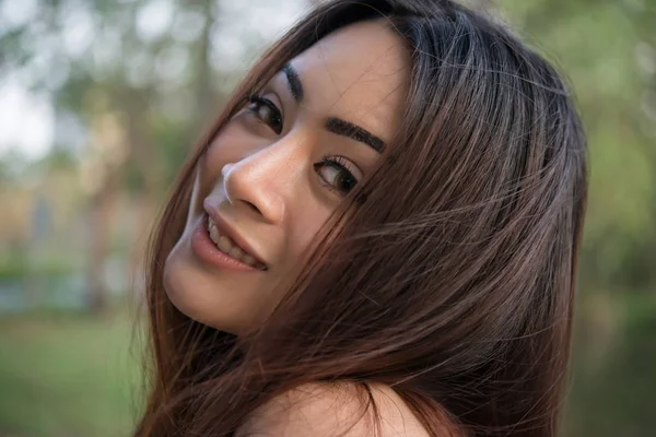 Porträt Eines Lächelnden Mädchens Beim Entspannen Naturpark — Stockfoto