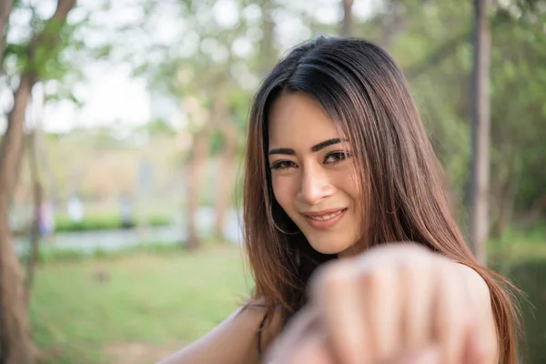 Portrait Une Fille Souriante Relaxant Dans Parc Naturel Plein Air — Photo