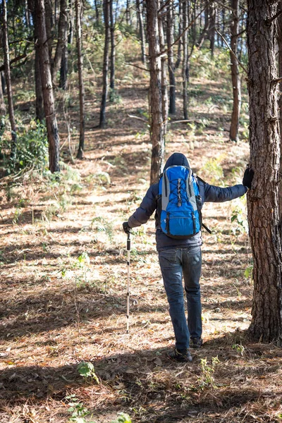 Ein Junger Mann Mit Rucksack Geht Auf Den Berg — Stockfoto