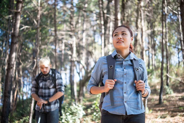 Hiking Çift Backpacker Çam Ormanı Içinde Yakın Çekim — Stok fotoğraf