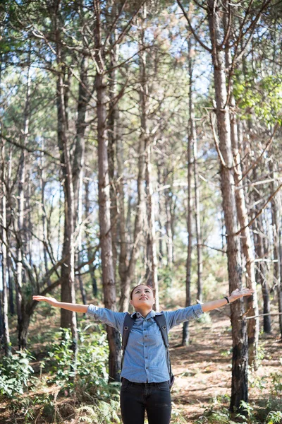 Junge Hipster Glückliche Frau Genießt Natur Wald Mit Ausgestreckten Armen — Stockfoto