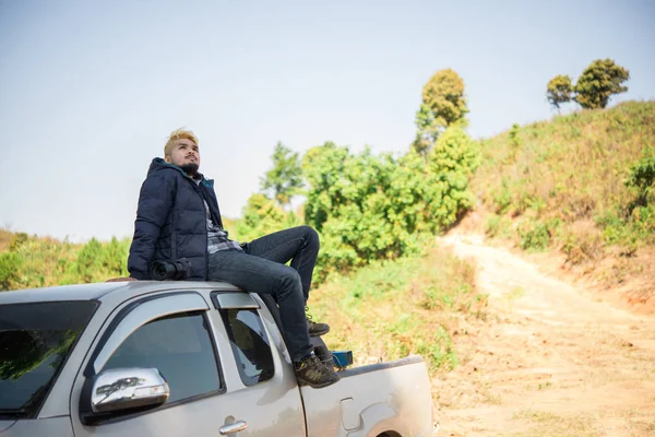 Junger Abenteuerwanderer Genießt Die Natur Sitzend Auf Seinem Lkw — Stockfoto