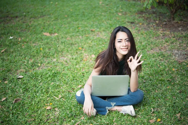 Mooie Jongedame Zittend Gras Met Behulp Van Laptop Het Park — Stockfoto