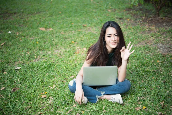 Mooie Jongedame Zittend Gras Met Behulp Van Laptop Het Park — Stockfoto