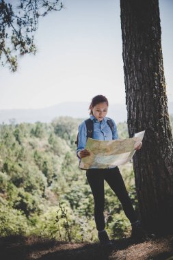 Genç kadın backpacker fiyatı hiking çelme takmak harita okuma. Tatile rahatlatıcı.