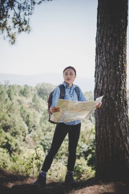 Genç kadın backpacker fiyatı hiking çelme takmak harita okuma. Tatile rahatlatıcı.
