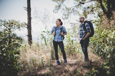 Çift için dağın ormanın içinden hiking.