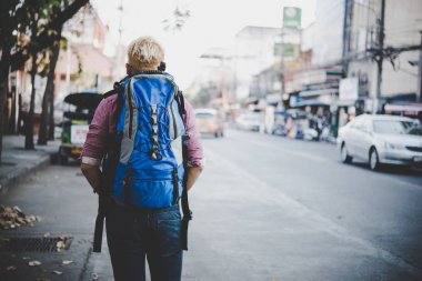 Genç hippi backpacker Asya çevresinde seyahat. Tatil turist kavramı.