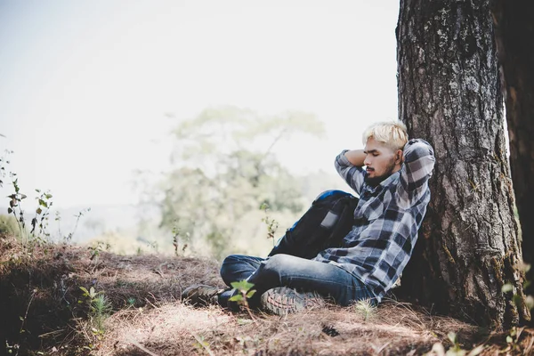 Portrait Jeune Homme Barbe Assis Seul Près Arbre Avec Sac — Photo