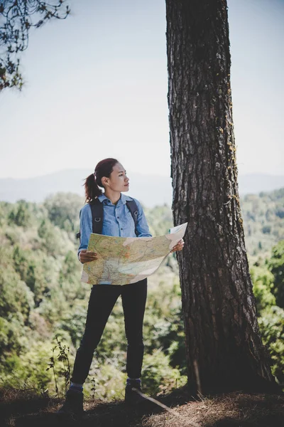 Genç Kadın Backpacker Fiyatı Hiking Çelme Takmak Harita Okuma Tatile — Stok fotoğraf