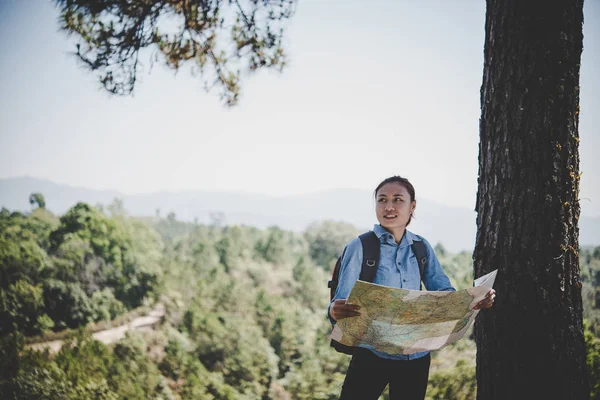 Genç Kadın Backpacker Fiyatı Hiking Çelme Takmak Harita Okuma Tatile — Stok fotoğraf