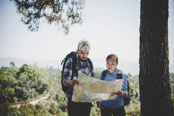 Young Adventure Couple Discussing While Looking Map Hiking Mountain — Stock Photo, Image