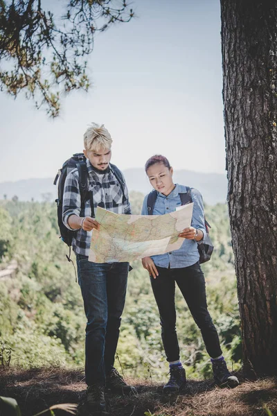 Jovem Casal Aventura Discutindo Enquanto Olha Para Mapa Durante Caminhada — Fotografia de Stock